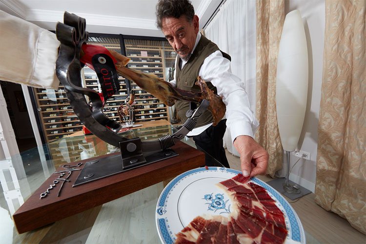 Florencio Sanchidrián cutting ham.