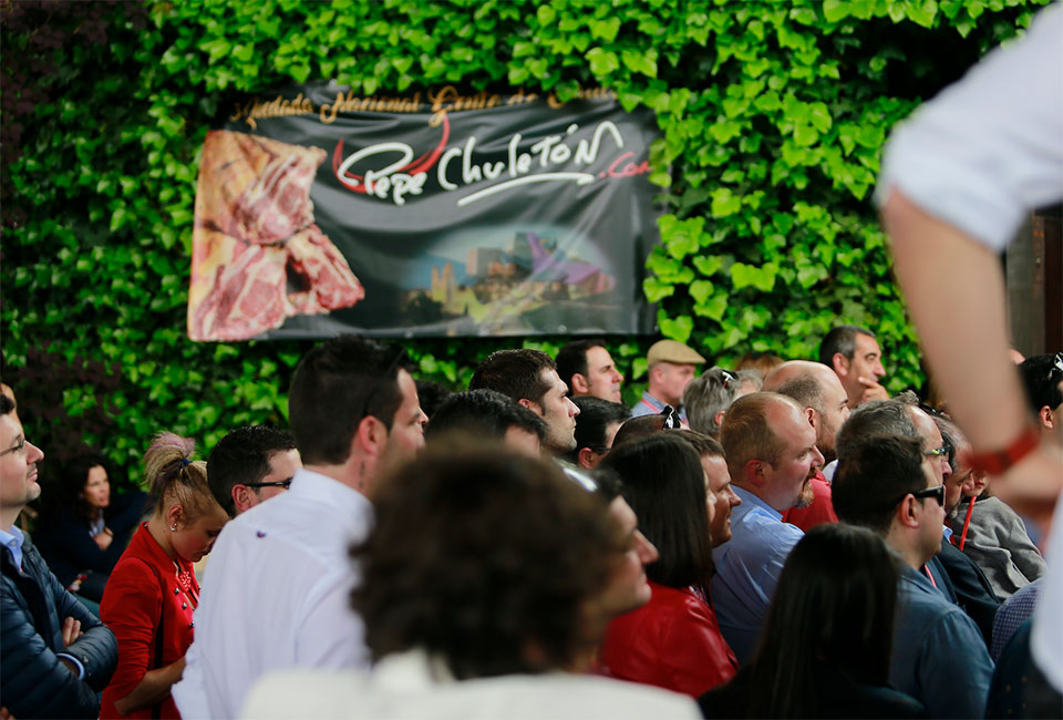 Público en la fiesta del chuletón.