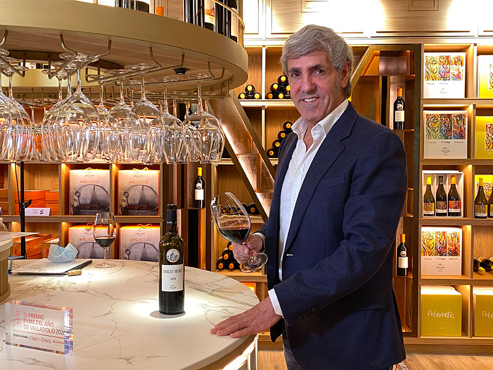 José Moro with the SME of the Year award in the wine tasting area.