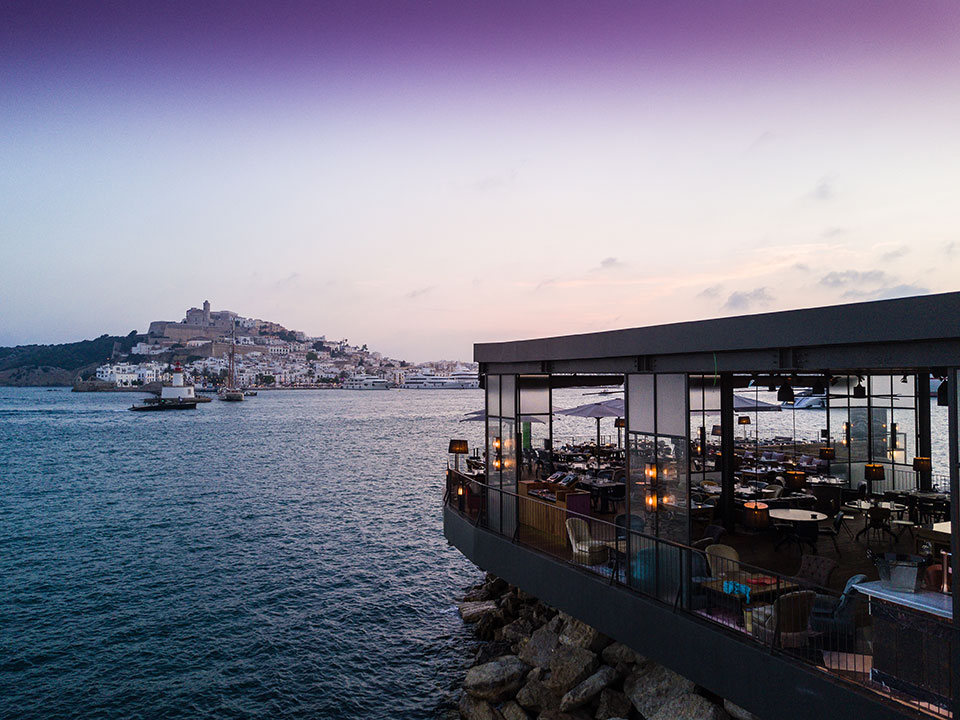 Restaurante Roto al atardecer.