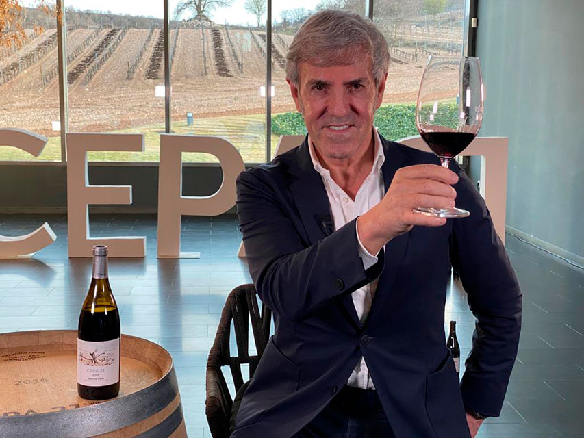 José Moro tasting wine at Bodegas Cepa 21.