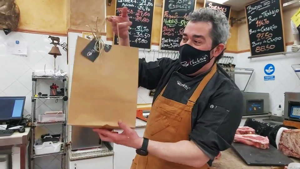 Pepe Chuletón presents a gift bag for Father's Day.