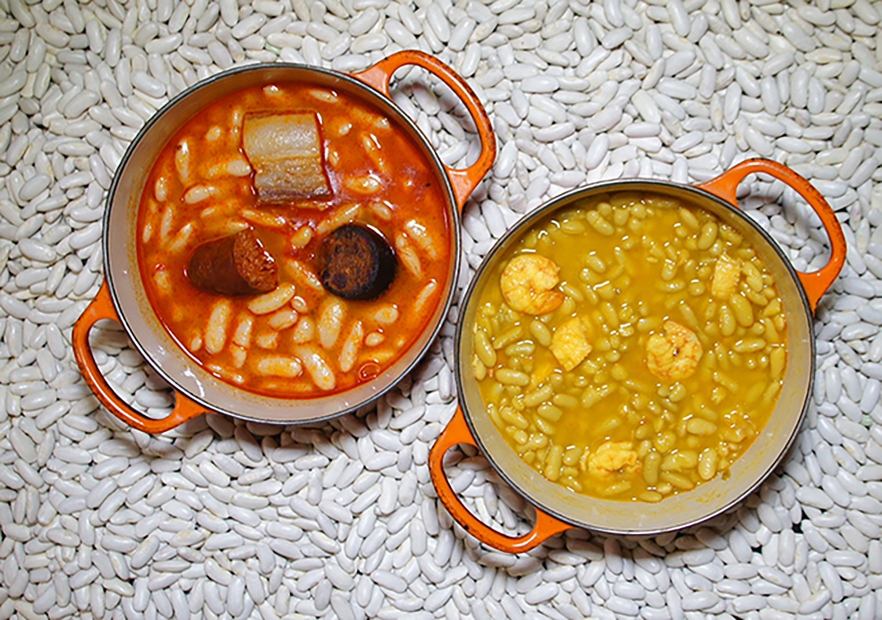 Two pans with fabada.