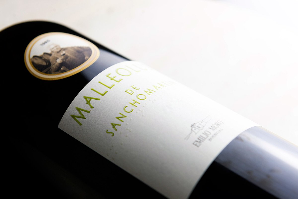 Malleolus de Sanchomartín wine, view of bottle laying down.