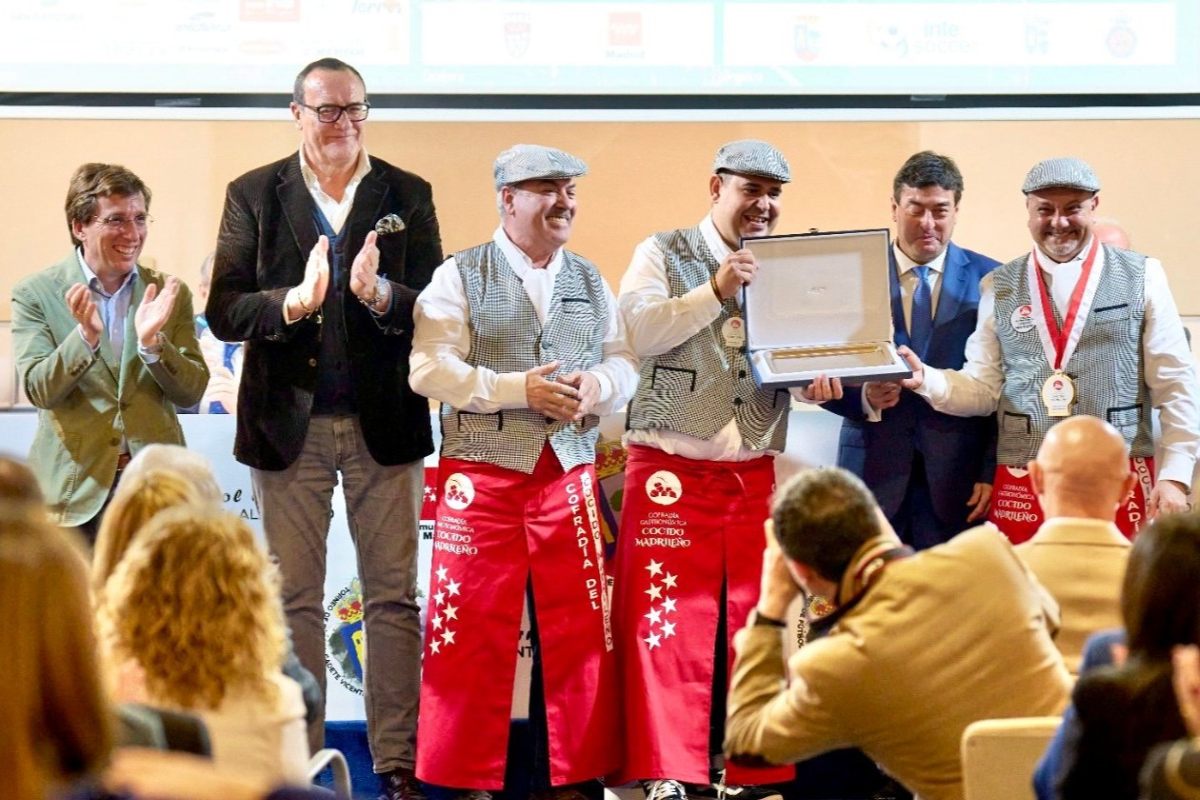 La Cofradía del Cocido Madrileño recibiendo la placa del ayuntamiento.