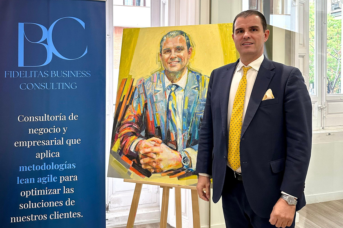 Rubén Puga, el banquero del arte, en las oficinas del Grupo Fidelitas con su retrato.