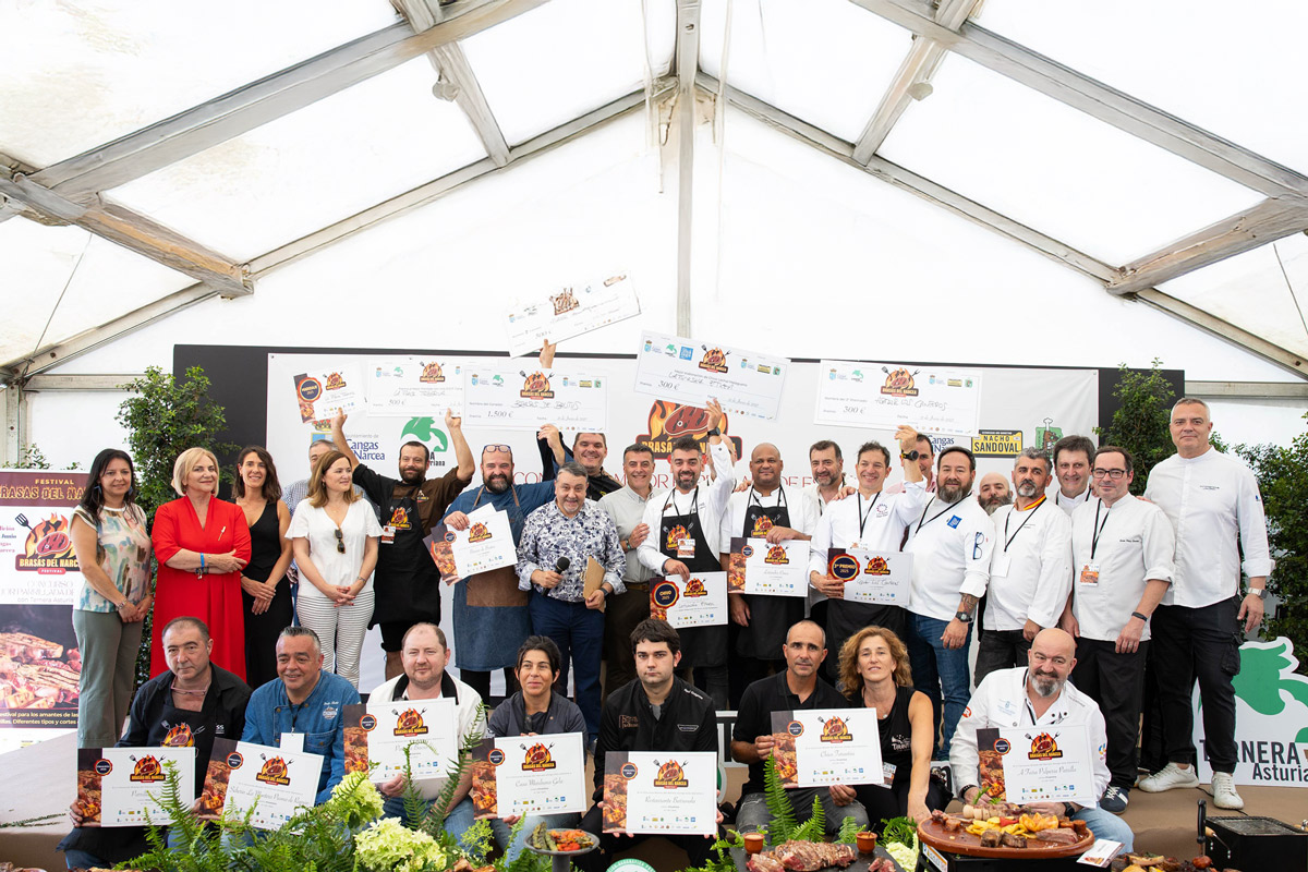 Group photo of the winners, judges, and other collaborators of the second edition of the Best Barbecue in Spain with Asturian Beef Competition.