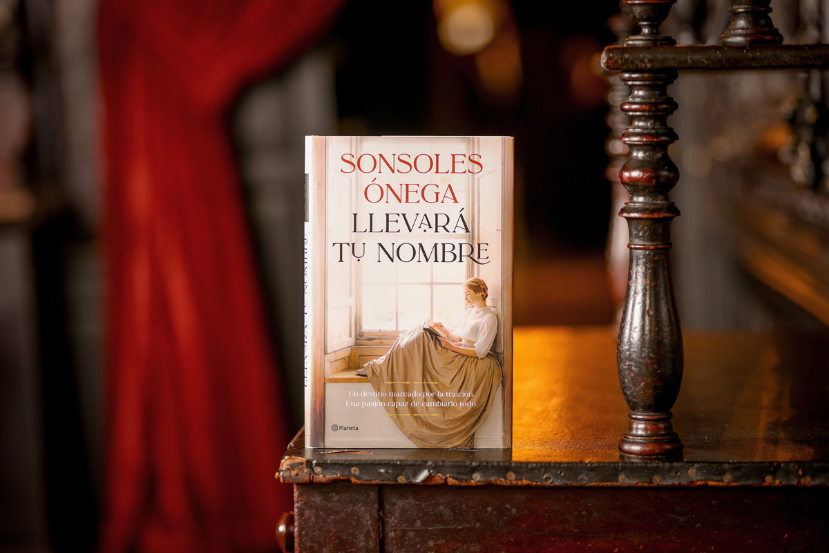 Cover of the book entitled It Will Bear Your Name, by Sonsoles Ónega, in a nineteenth-century setting - Credit to Javier Ocaña.