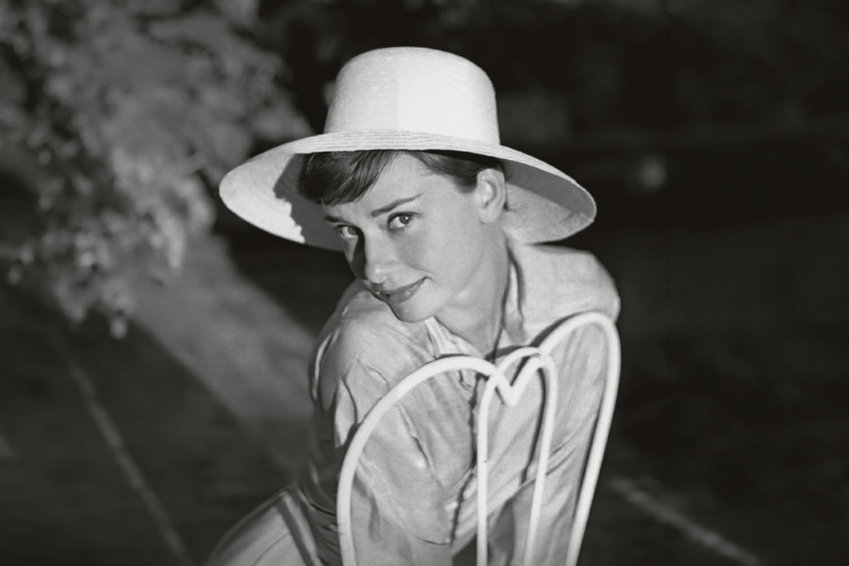 Portrait of Audrey Hepburn, in black and white.