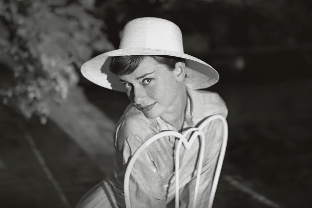 Portrait of Audrey Hepburn, in black and white.
