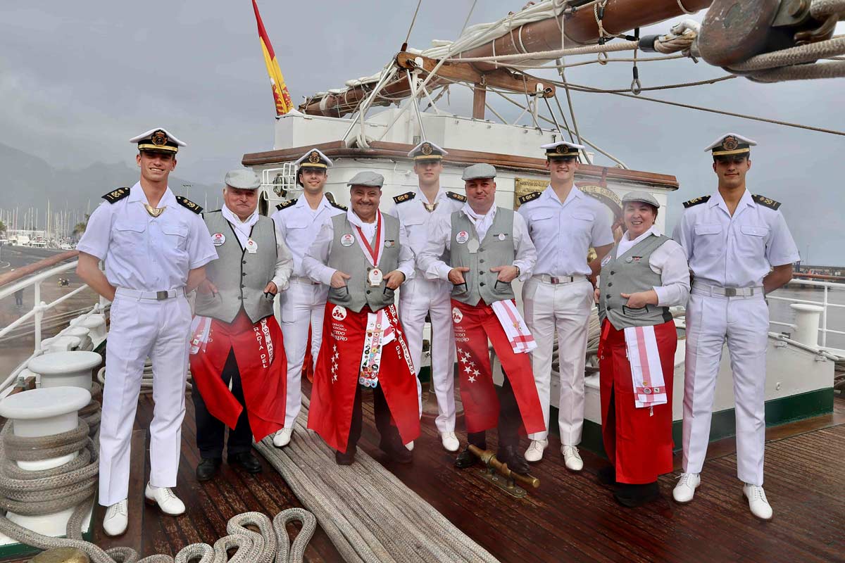 The *Cocido Madrileño* Brotherhood aboard the training ship Juan Sebastián Elcano, accompanied by some midshipmen.