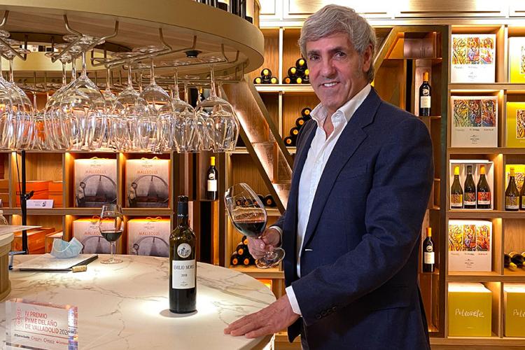 José Moro with the SME of the Year award in the wine tasting area.