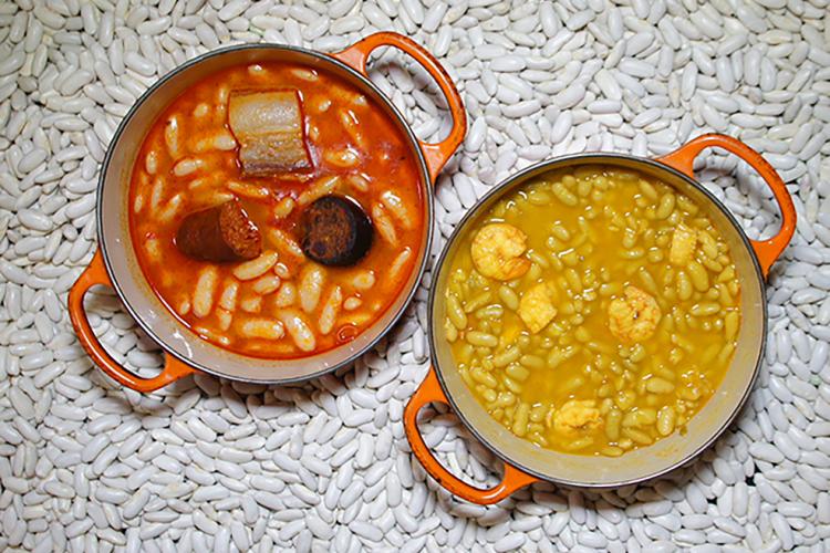 Two pans with fabada.