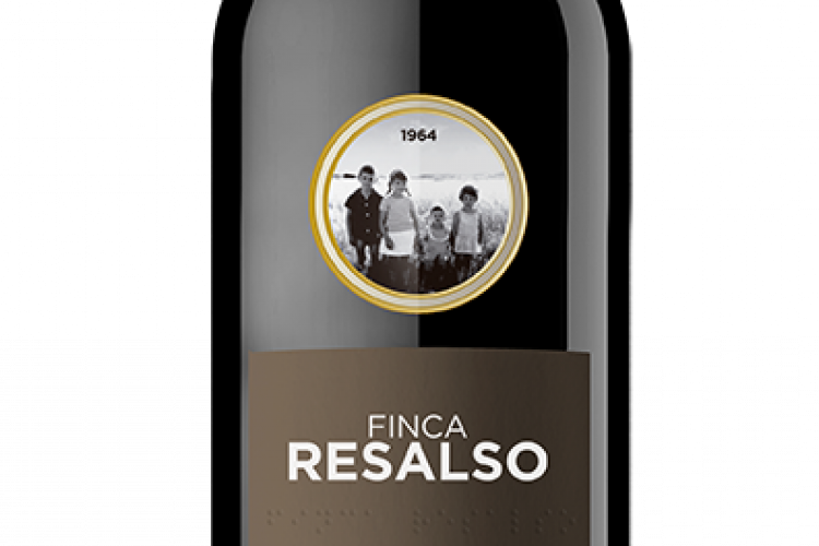 Una botella de vino Finca Resalso 2021.