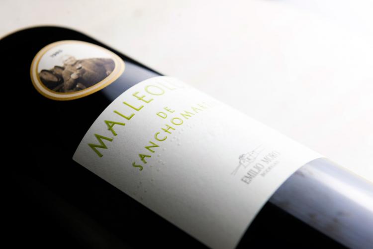 Malleolus de Sanchomartín wine, view of bottle laying down.