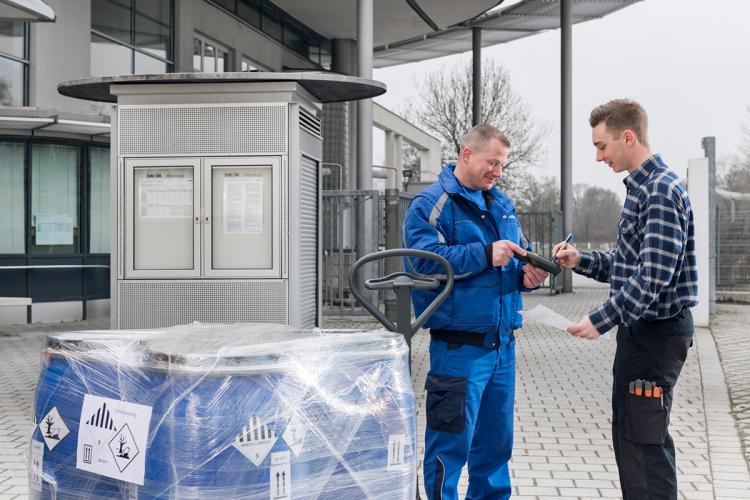 Dachser staff working.