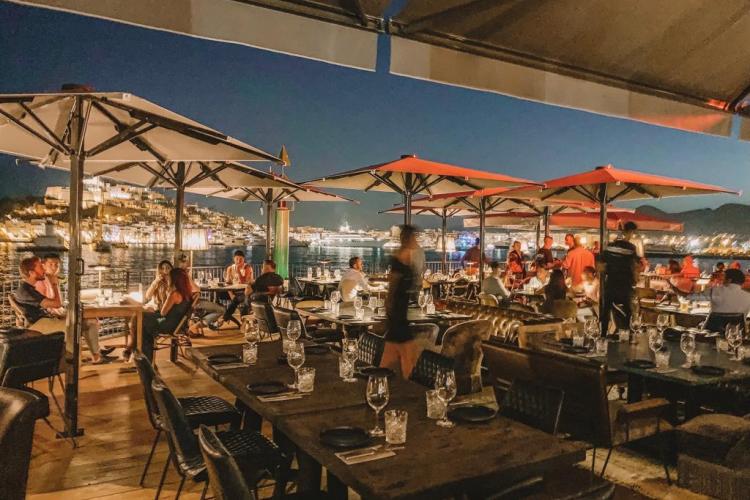 La terraza del restaurante ROTO en Ibiza.