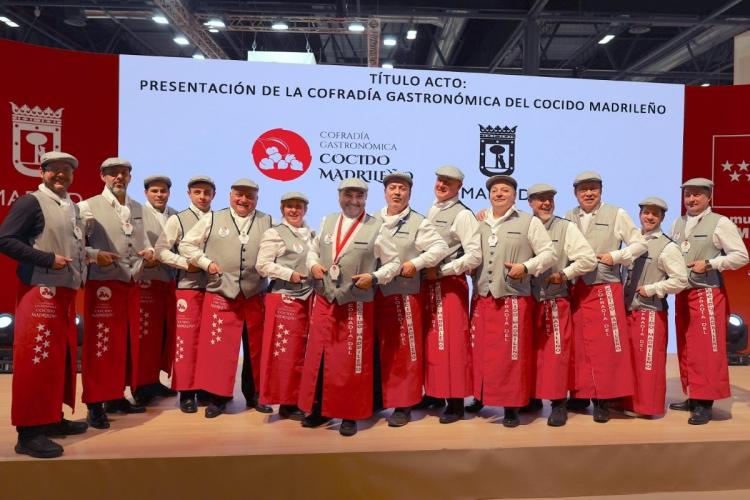Cofrades de la cofradía del cocido en FITUR 2025.