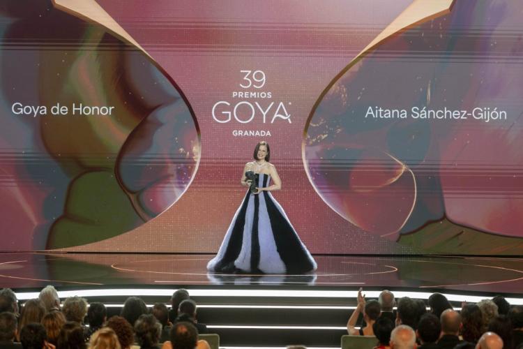 Aitana Sánchez-Gijón receiving her Honorary Goya.