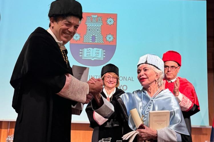 Isabel Allende receives an honorary doctorate from Menéndez Pelayo University.