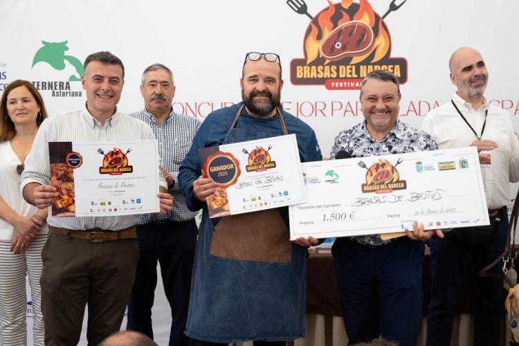 Brasas de Brutus con sus diplomas como ganadores de la segunda edición del Concurso Mejor Parrillada de España con Ternera Asturiana.