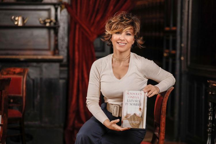 The writer Sonsoles Ónega showing her book entitled It Will Bear Your Name.