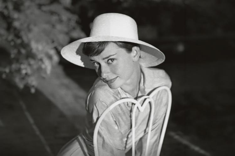 Portrait of Audrey Hepburn, in black and white.