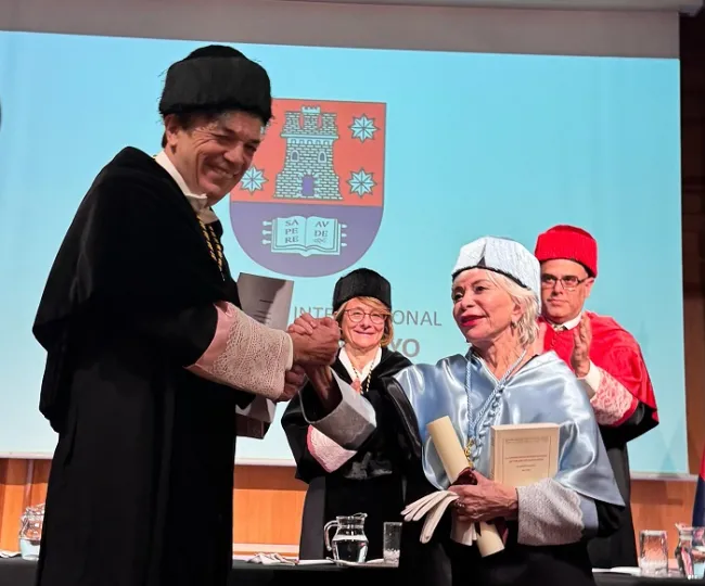 Isabel Allende recibe el título de doctora Honoris Causa por la universidad Menéndez Pelayo.
