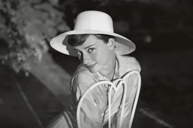Portrait of Audrey Hepburn, in black and white.