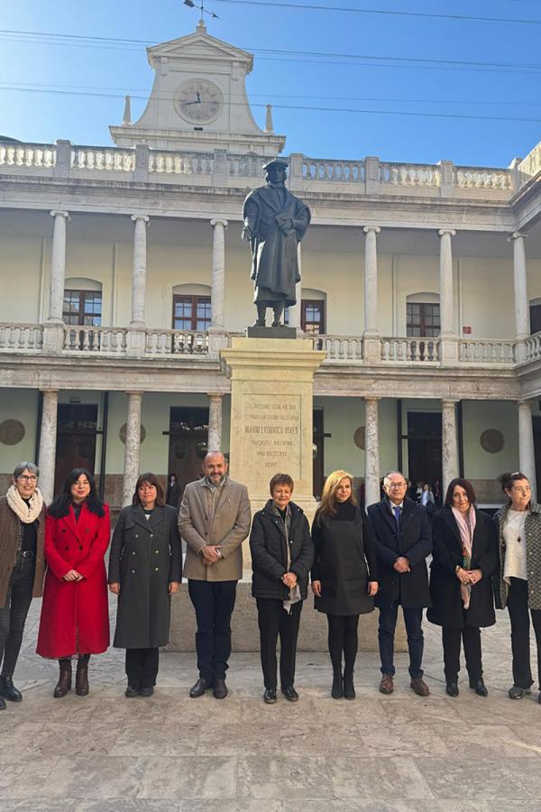 Commemorative photo taken after the ceremony to deliver aid from FIL Guadalajara to Valencia.