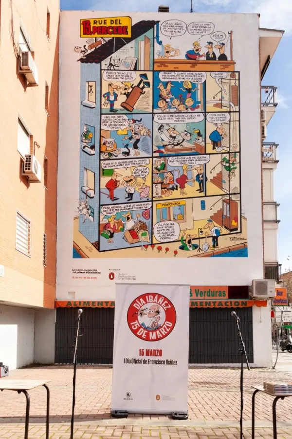 Fotografía conmemorativa del Día de Francisco Ibáñez, Rue del Percebe 13.