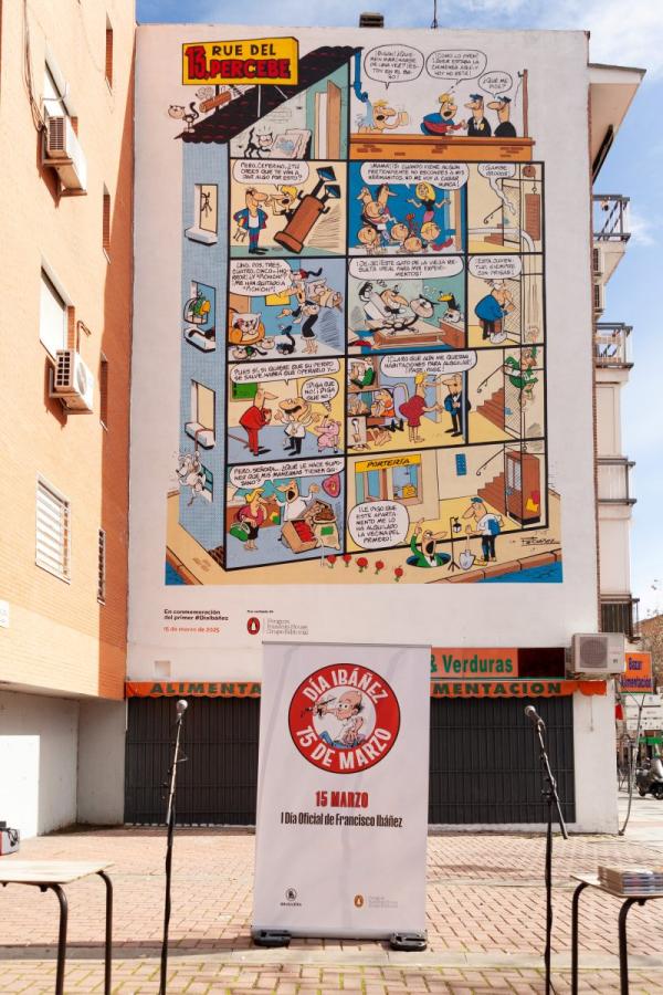 Commemorative photograph of Francisco Ibáñez Day, Rue del Percebe 13.