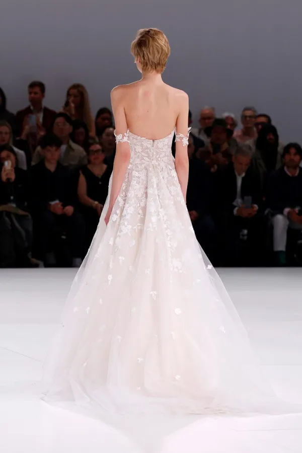 Uno de los trajes de boda presentado en el desfile, vista posterior. Crédito BBFWeek25, Ines di Santo.