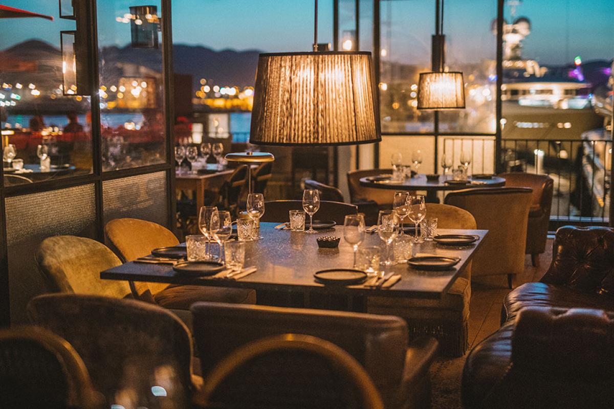 Detalle de las mesas del restaurante Roto en Ibiza.